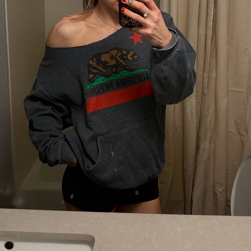 Grey “off the shoulder” sweatshirt with California Republic design